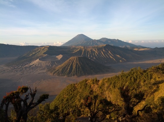 Bromo berdampingan dengan Gunung Batok dan berlatar belakang Gunung Semeru a.k.a Mahameru