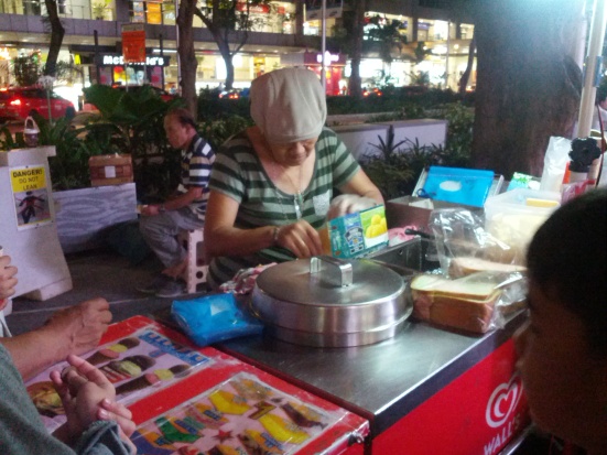 Penjual Es Krim 1$ depan Takashimaya, Orchard Road