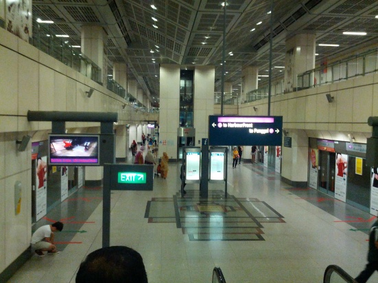 MRT Station pas sepiiii \\(^.^)/